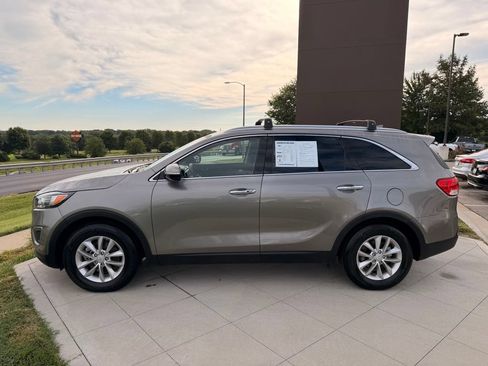 Used 2017 Kia Sorento FWD w/ LX Convenience Package image 6