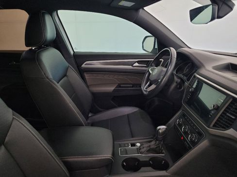 Used 2021 Volkswagen Atlas Cross Sport SE w/ Panoramic Sunroof Package FWD image 21