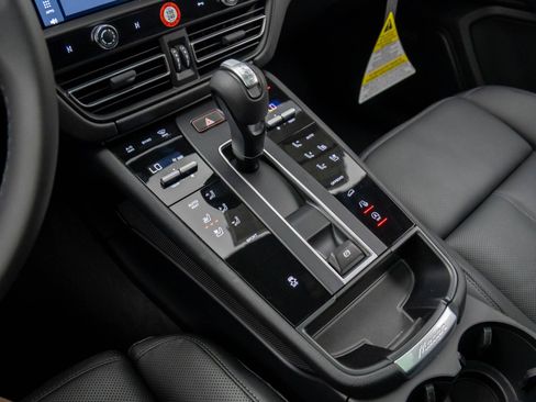 Certified 2026 Porsche Macan AWD/4WD image 13