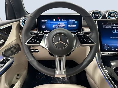 Used 2025 Mercedes-Benz GLC 300 4MATIC image 16