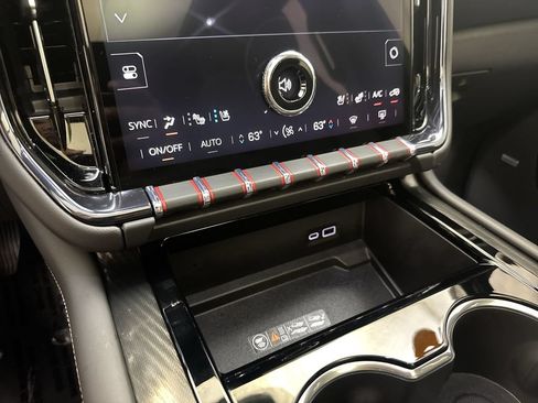 Used 2024 GMC Yukon XL Denali Ultimate AWD/4WD image 18