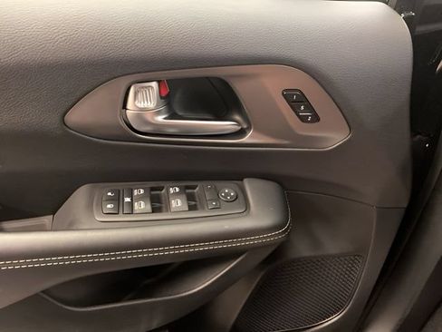 Used 2025 Chrysler Pacifica Select AWD/4WD image 19
