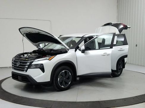 Used 2025 Nissan Rogue SV FWD image 11