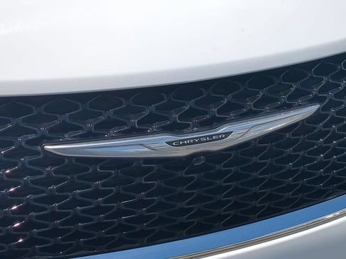 Used 2023 Chrysler Pacifica Touring-L FWD image 13