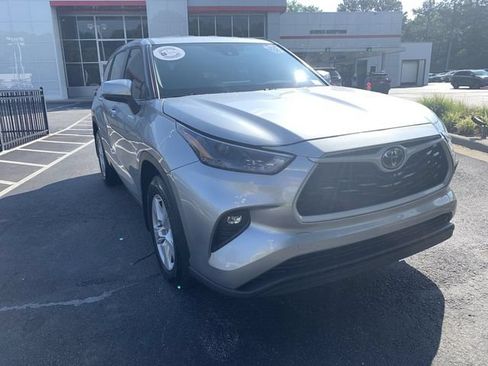 Used 2025 Toyota Highlander LE FWD image 2