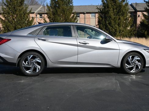 Used 2024 Hyundai Elantra SEL w/ Convenience Package image 9