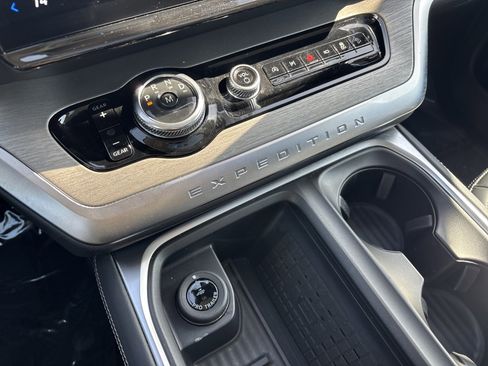 Used 2025 Ford Expedition Platinum AWD/4WD image 21
