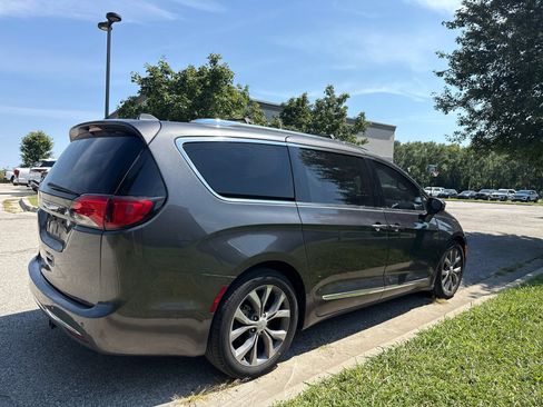 Used 2019 Chrysler Pacifica Limited FWD image 5