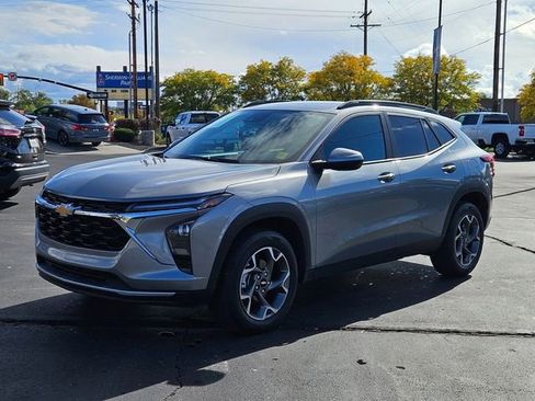 Used 2025 Chevrolet Trax LT image 7