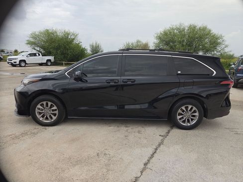 Used 2022 Toyota Sienna LE FWD image 6