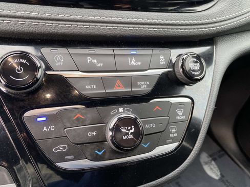 Used 2022 Chrysler Pacifica Touring image 12