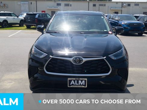 Used 2023 Toyota Highlander L FWD image 3