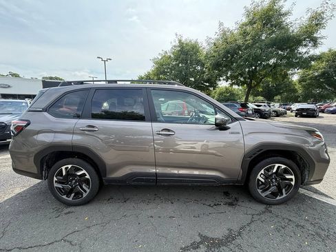 Used 2025 Subaru Forester Premium AWD/4WD image 5