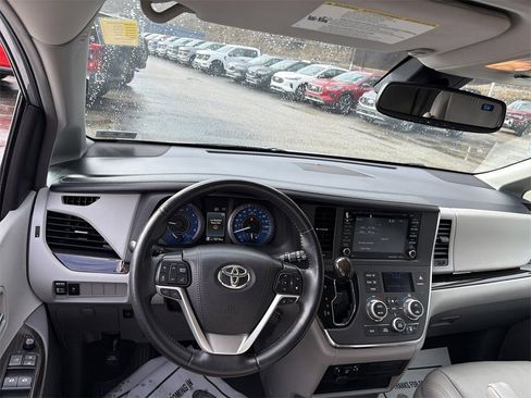 Used 2019 Toyota Sienna XLE image 13