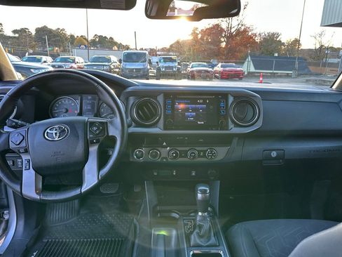Used 2017 Toyota Tacoma TRD Off-Road image 13
