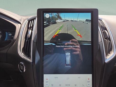 Used 2024 Ford Edge Titanium image 18