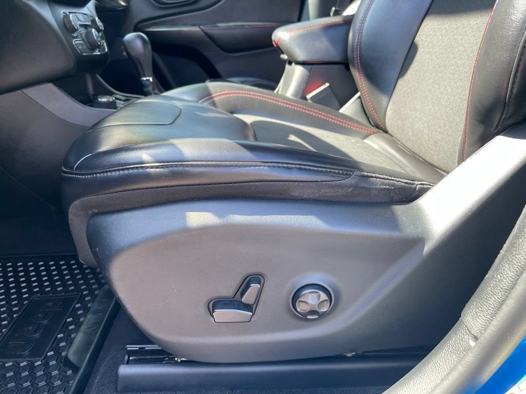 Used 2020 Jeep Cherokee Trailhawk w/ Comfort/Convenience Group AWD/4WD image 14