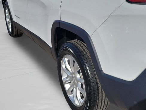 Used 2019 Jeep Cherokee Latitude w/ Popular Appearance Group image 7