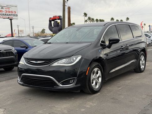 Used 2018 Chrysler Pacifica Touring Plus image 3