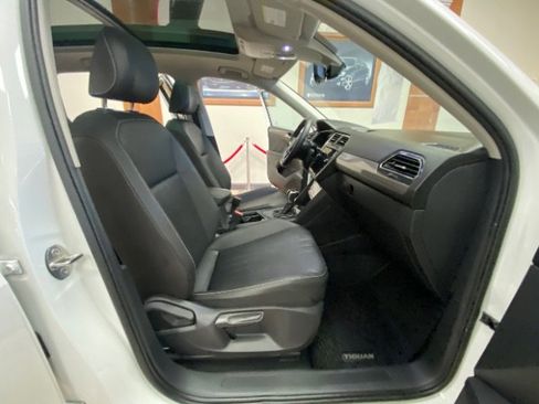 Used 2023 Volkswagen Tiguan SE w/ Panoramic Sunroof Package image 22