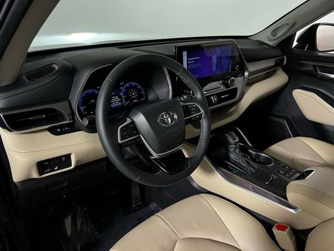 Certified 2025 Toyota Highlander Limited image 12