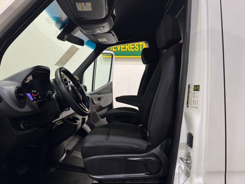 Used 2021 Mercedes-Benz Sprinter 2500 image 15