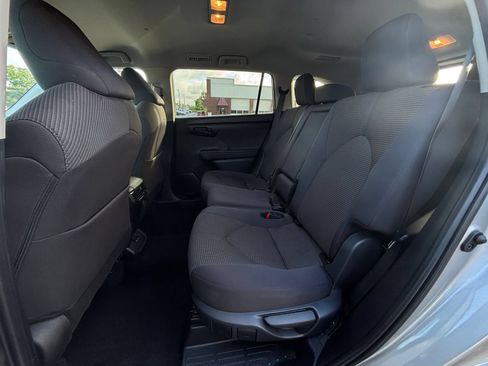Used 2025 Toyota Highlander LE FWD image 28