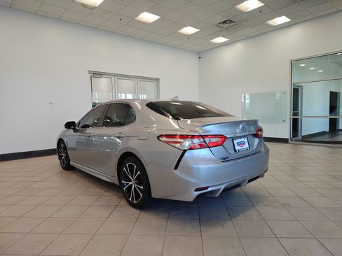 Used 2020 Toyota Camry SE FWD image 5