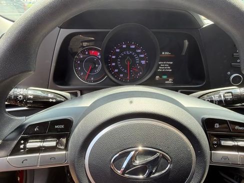 Used 2023 Hyundai Elantra SEL FWD image 9