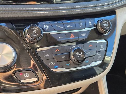 Used 2022 Chrysler Pacifica Limited image 28