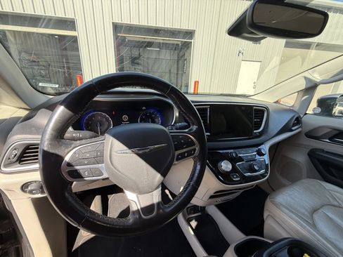 Used 2021 Chrysler Pacifica Touring-L FWD image 7
