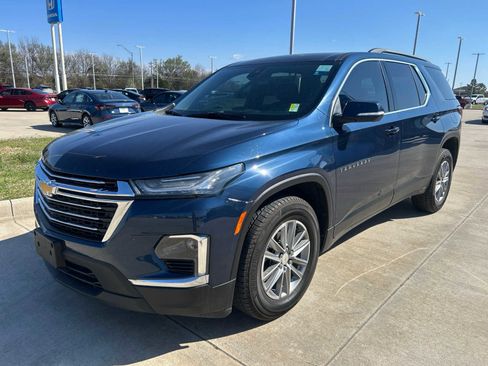 Used 2023 Chevrolet Traverse LT w/ Rear Camera Mirror Package image 3