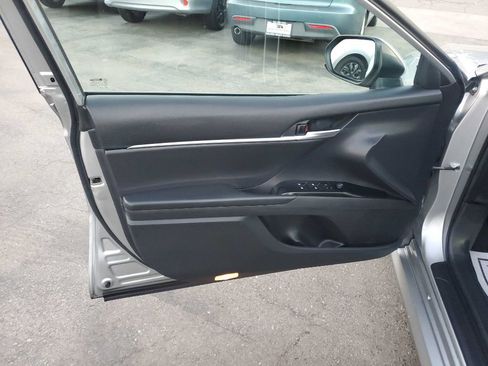Used 2019 Toyota Camry LE image 10