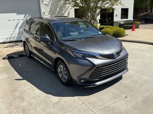 Used 2025 Toyota Sienna XLE w/ XLE Plus Package image 5
