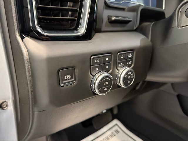 Used 2025 GMC Sierra 3500 Denali w/ Denali Reserve Package AWD/4WD image 21