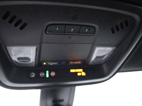 Used 2023 Chevrolet Traverse LT FWD image 17