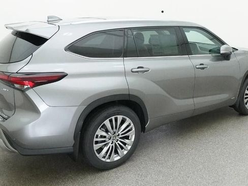 New 2026 Toyota Highlander Platinum AWD/4WD image 9