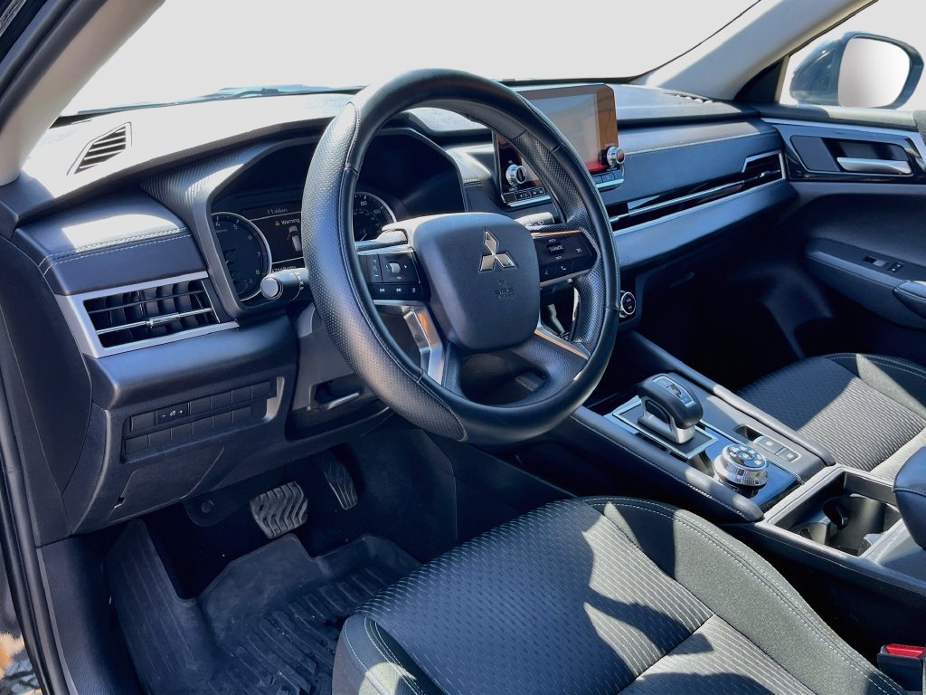 Used 2024 Mitsubishi Outlander ES AWD/4WD image 9