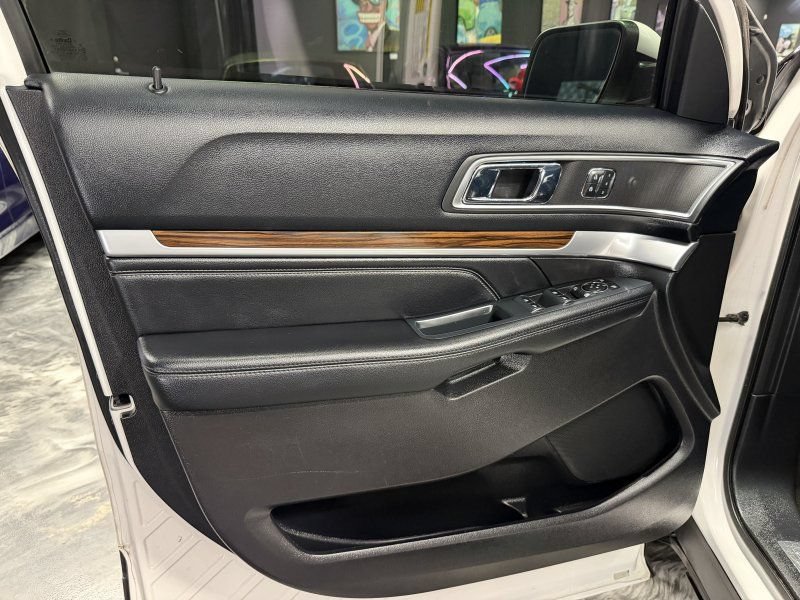 Used 2016 Ford Explorer Limited w/ Equipment Group 303A AWD/4WD image 21