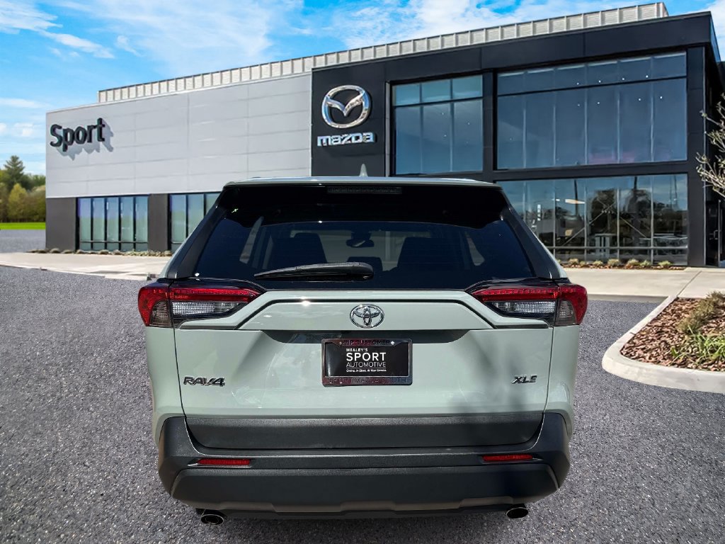 Used 2021 Toyota RAV4 XLE w/ Convenience Package FWD image 5