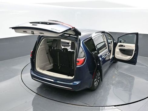 Used 2022 Chrysler Pacifica Touring-L w/ Uconnect Theater Family Group image 22