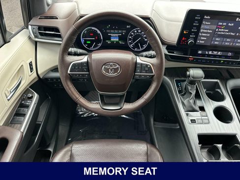 Used 2023 Toyota Sienna Platinum FWD image 19