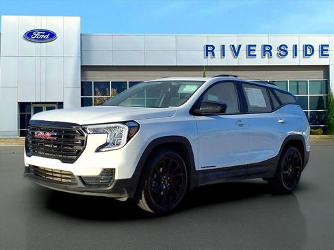 Used 2023 GMC Terrain SLE w/ Driver Convenience Package image 3