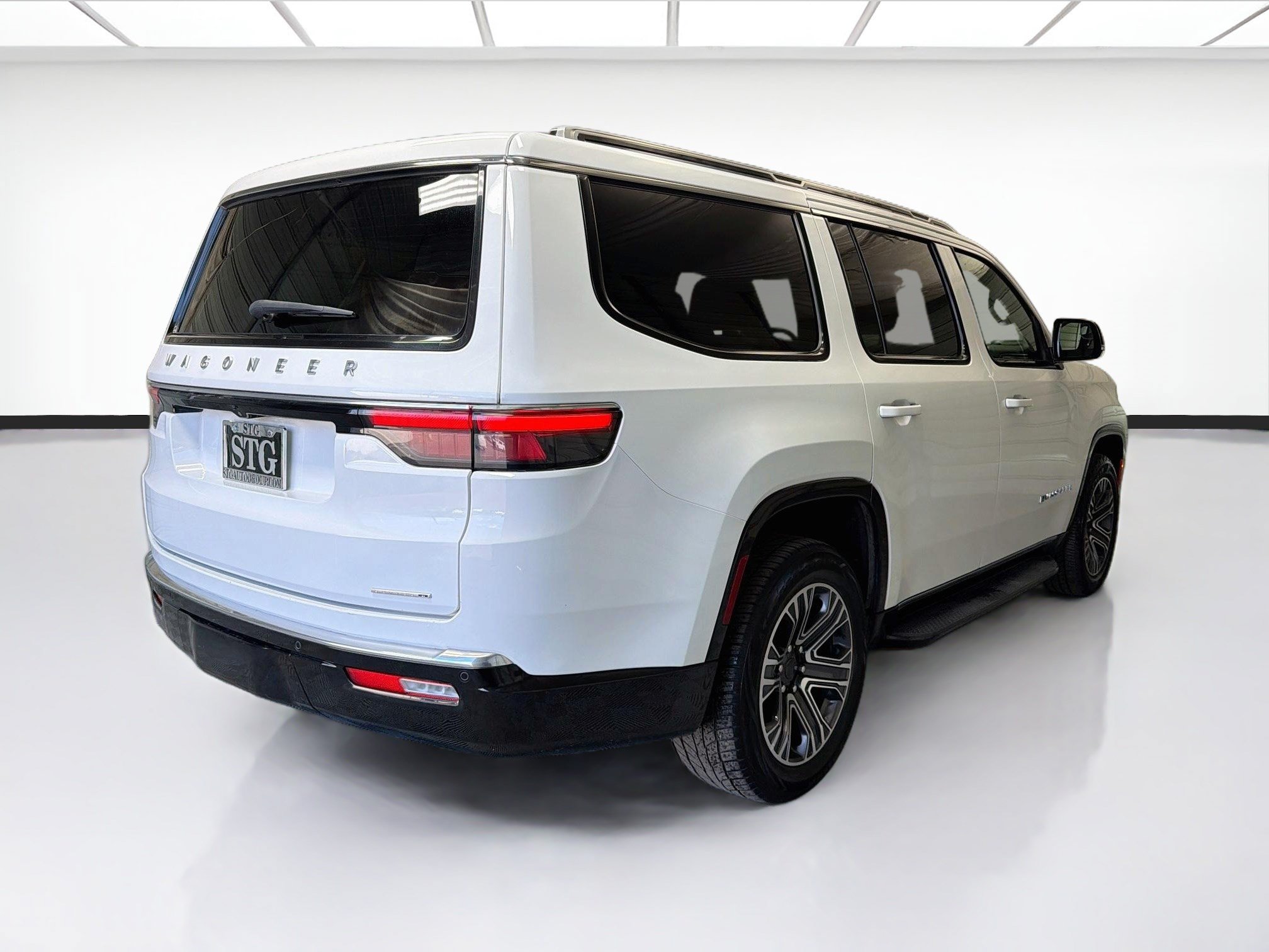 Used 2024 Jeep Wagoneer Series II w/ Flexible Seating Group RWD image 4