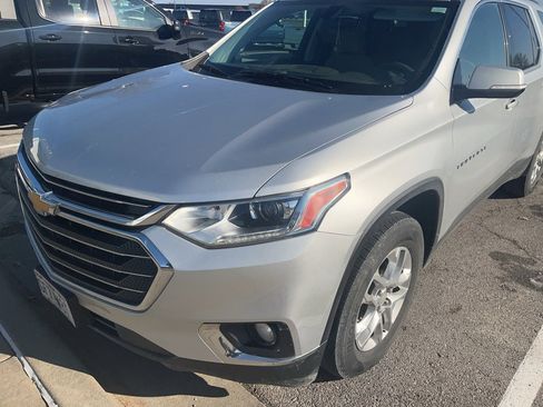 Used 2020 Chevrolet Traverse LT image 2