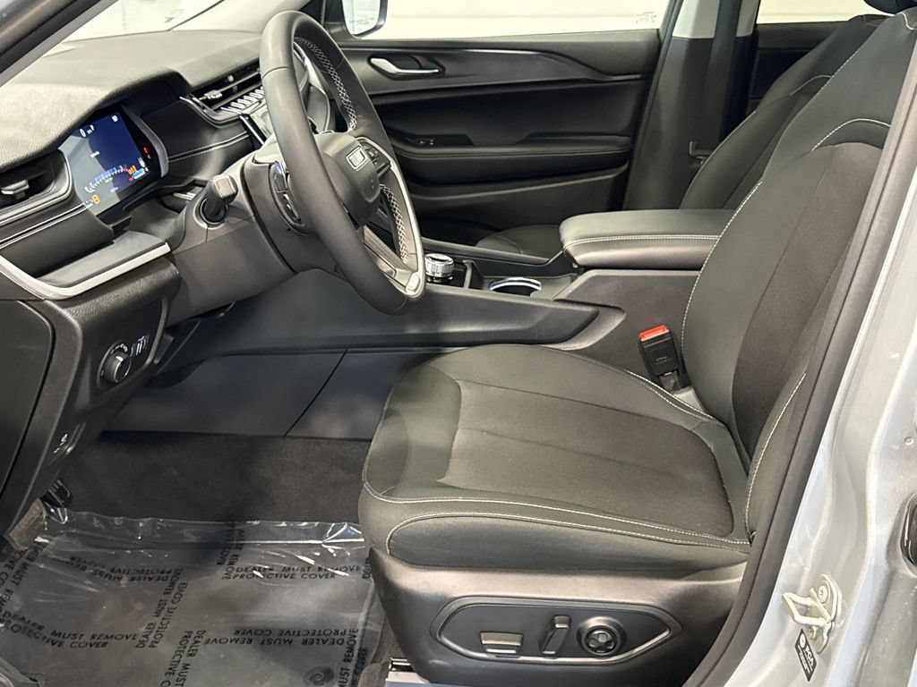 Used 2023 Jeep Grand Cherokee Laredo X AWD/4WD image 5