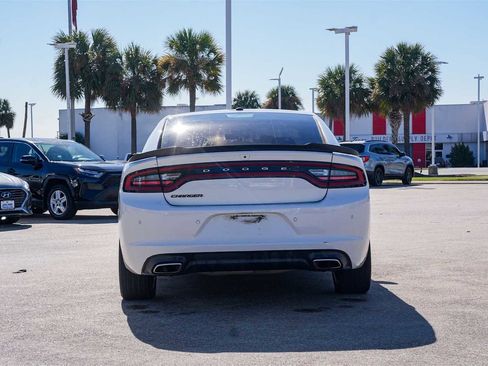 Used 2019 Dodge Charger SXT w/ Blacktop Package image 5