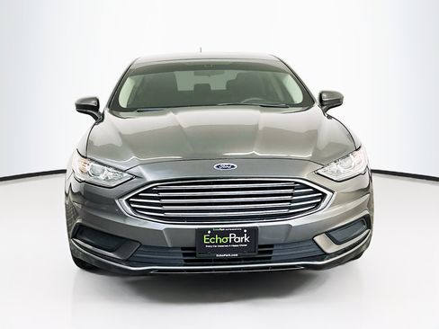 Used 2018 Ford Fusion SE image 2
