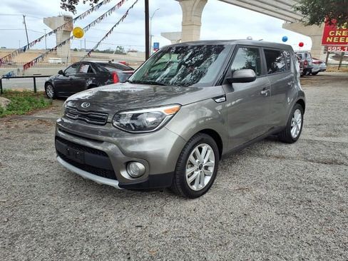 Used 2019 Kia Soul + image 3