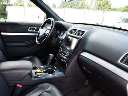 Used 2016 Ford Explorer XLT w/ Equipment Group 202A FWD image 33